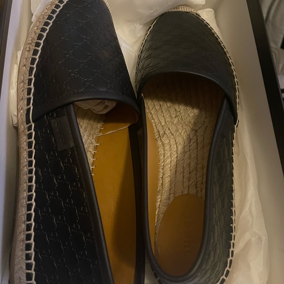 Gucci never wore 2 small - Picture 3 of 3